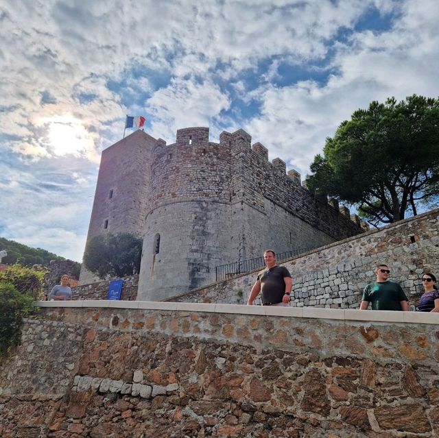 Climb up to the Château de la Castre