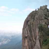 爬上獅子山