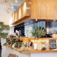 "太子咖啡店『等』以白色小屋作設計,配"