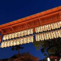 京都晚上景點｜八阪神社，好像小型夜市，販賣著各種道地小吃
