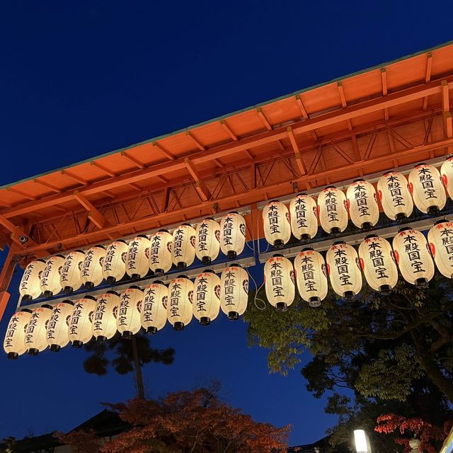京都晚上景點｜八阪神社，好像小型夜市，販賣著各種道地小吃