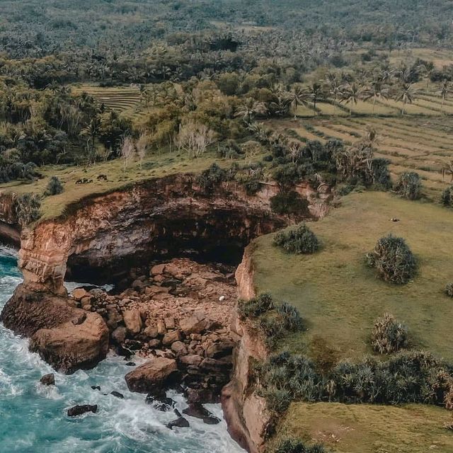 KARANG BOLONG BEACH : PACITAN
