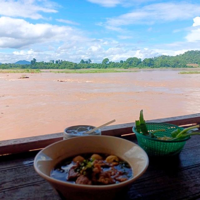 ร้านก๋วยเตี๋ยวเรือพันโขด หนองคาย