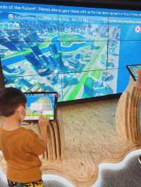 鬧市中室外大型棋盤遊樂場 + 室內展覽