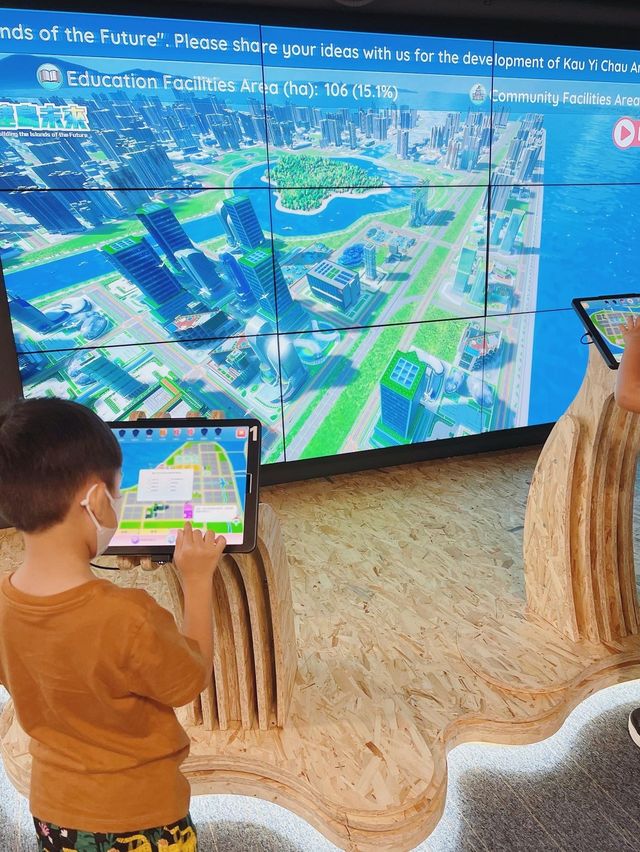 鬧市中室外大型棋盤遊樂場 + 室內展覽