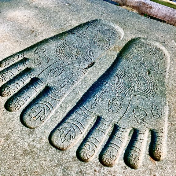 京都】お釈迦様の仏足石 | Trip.com 京都