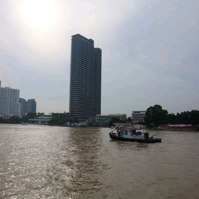 乘坐渡輪欣賞曼谷兩岸風景