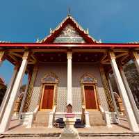 วัดโบราณริมแม่น้ำ