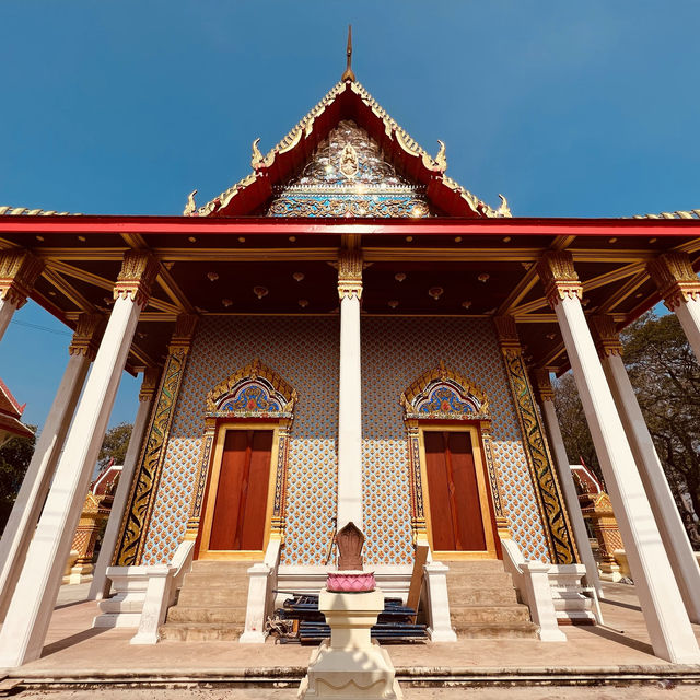 วัดโบราณริมแม่น้ำ