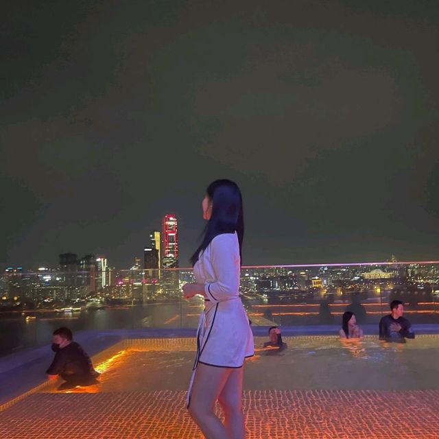 객실은 물론 야외수영장에서도 한강뷰가 보이는 신상호텔 호텔나루