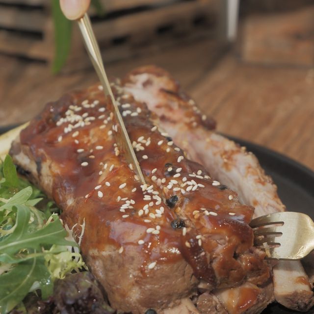 田園Cafe+貓店長，推介超軟霖豬肋排 