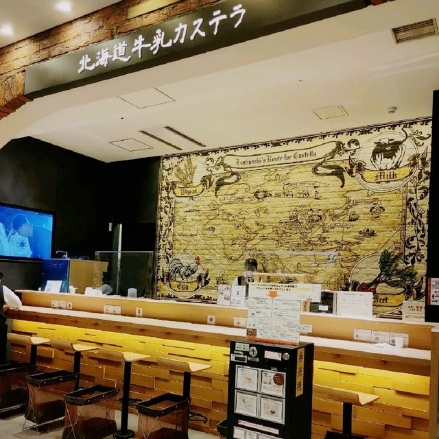濃厚ソフトクリーム　北海道牛乳カステラ　新千歳空港