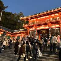 京都晚上景點｜八阪神社，好像小型夜市，販賣著各種道地小吃