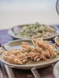 ห้องอาหารในถ้ำริมทะเลกับบรรยากาศที่แสนจะโรแมนติก