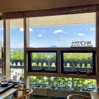 호수공원 근처, 그림같은 뷰를 자랑하는 고즈넉한 일산 카페 <선인다원>