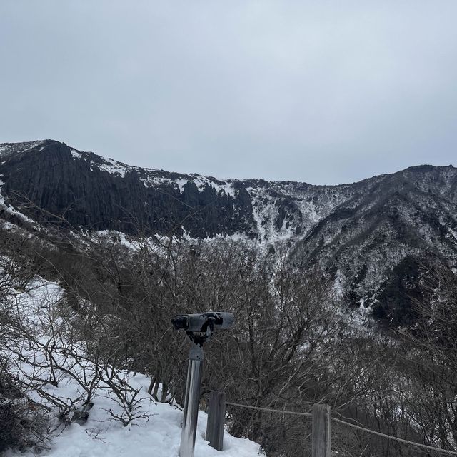 한라산에 눈이 얼마나 쌓였는지 궁금하시죠?☃️🙂
