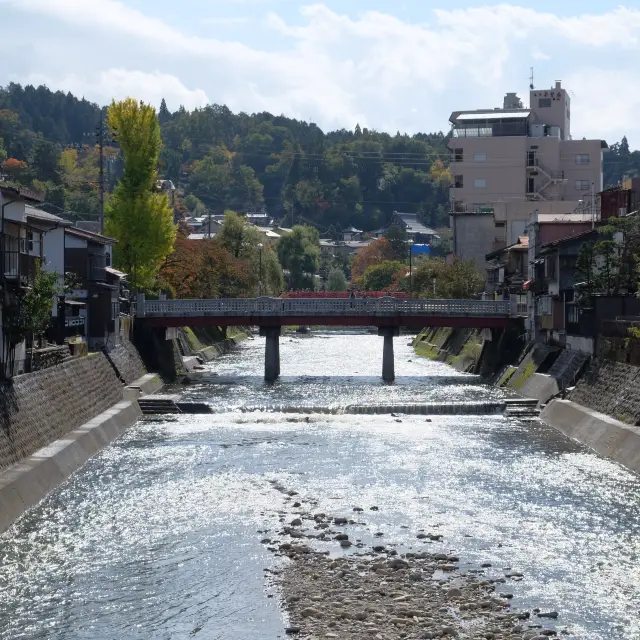 紅葉に染まる飛騨高山の街並み