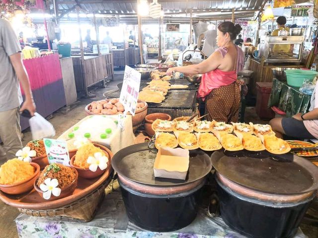 ตลาดน้ำคลองลัดมะยม ของอร่อยๆ เพียบ