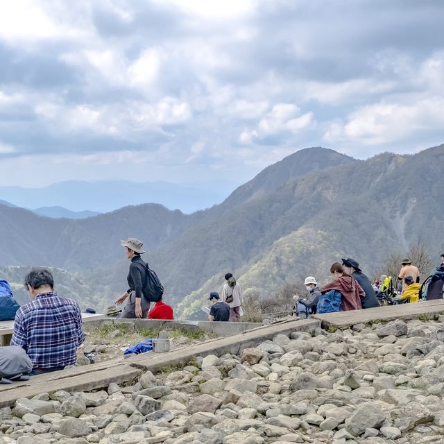 山頂のオブジェと塔ノ岳と景色
