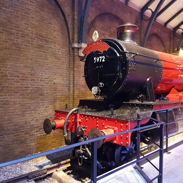 Hogwarts Express (Platform 9 3/4)