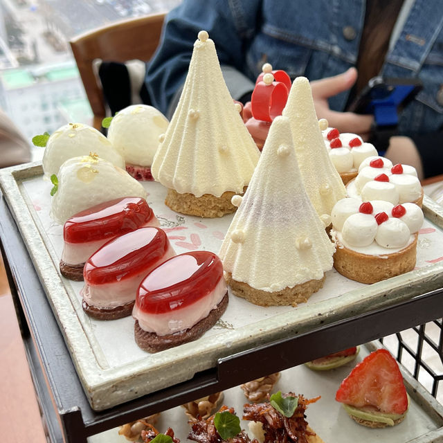 24층 호텔 라운지에서 서울 도심뷰 애프터눈티🍓🤍