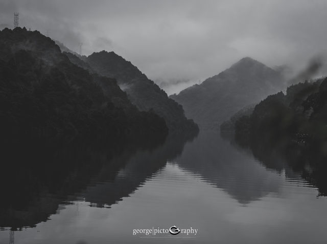 Misty Dongjiang Lake (东江湖)