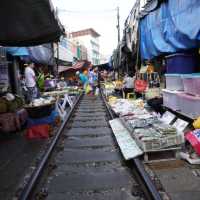 【タイ🇹🇭】線路を鉄道が通過！メークロン線路市場