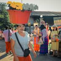 สะพานมอญ ใส่บาตรเช้า ชมเสน่ห์วิถีชีวิตชาวมอญ