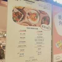 《 喂 ! 有 人 圍 住 餵 你 食 飯 好 威 水 》