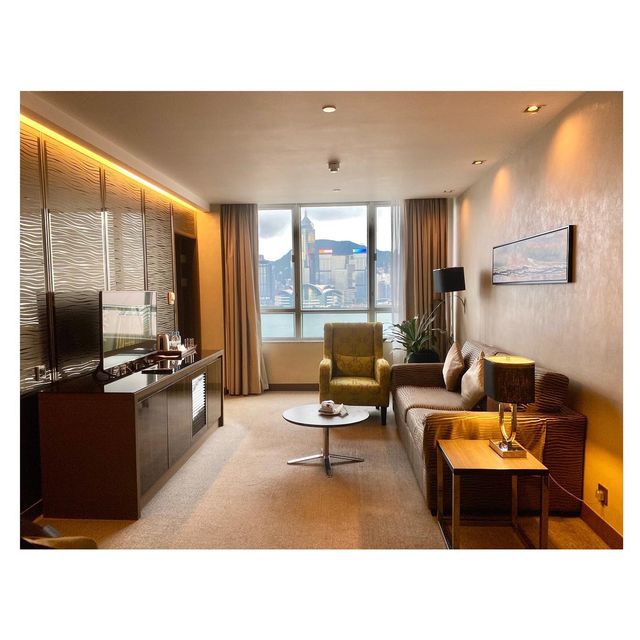 只需半島酒店1/4價錢 升級至海景套房 飽覽整個維港景色