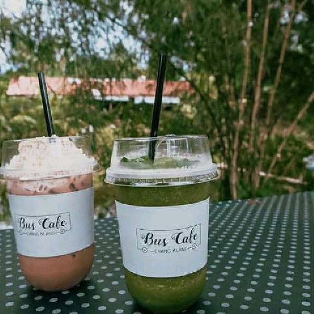 • Bus Cafe 🚌🥤 คาเฟ่สไตล์แคมป์ปิ้ง 🍰🍟🧡