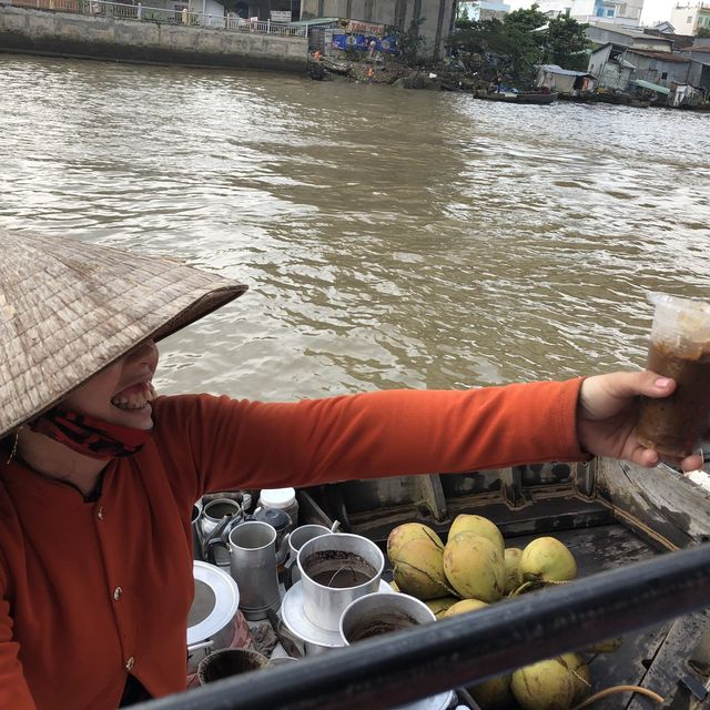 Lively floating market and try local produce