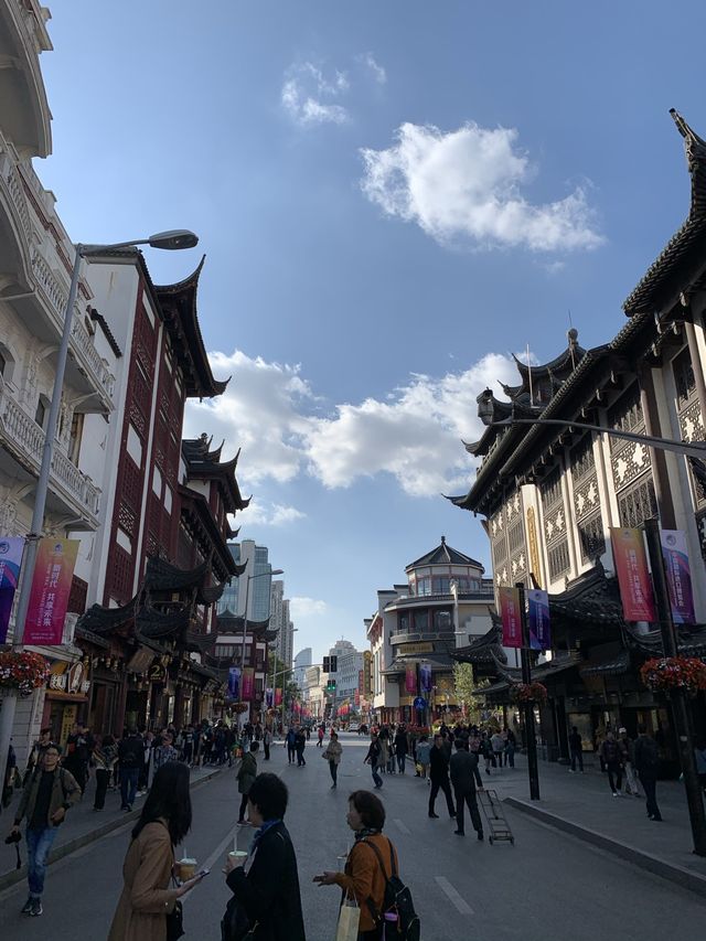 Modern Shopping in Ming Dynasty Pavilions