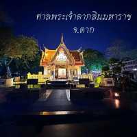 สักการะองค์พระเจ้าตากสินคู่บ้านคู่เมือง