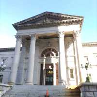 まるで神殿！大阪の中之島図書館