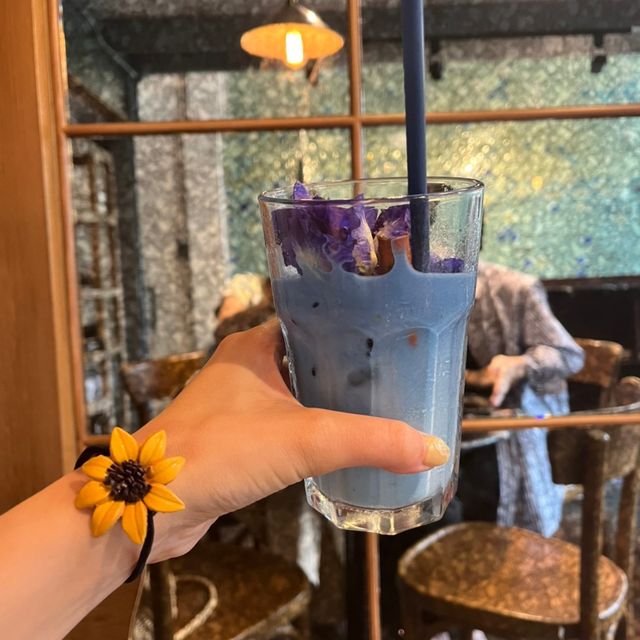  【青いラテ？！ バンコクのおしゃれカフェ🌺】