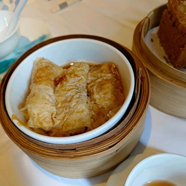 傳統粵式點心，買少見少，美味醒晨，喝粵式飲茶！香芋鴨腳扎，鮑魚汁鮮竹卷，油鴨雙腸飯！