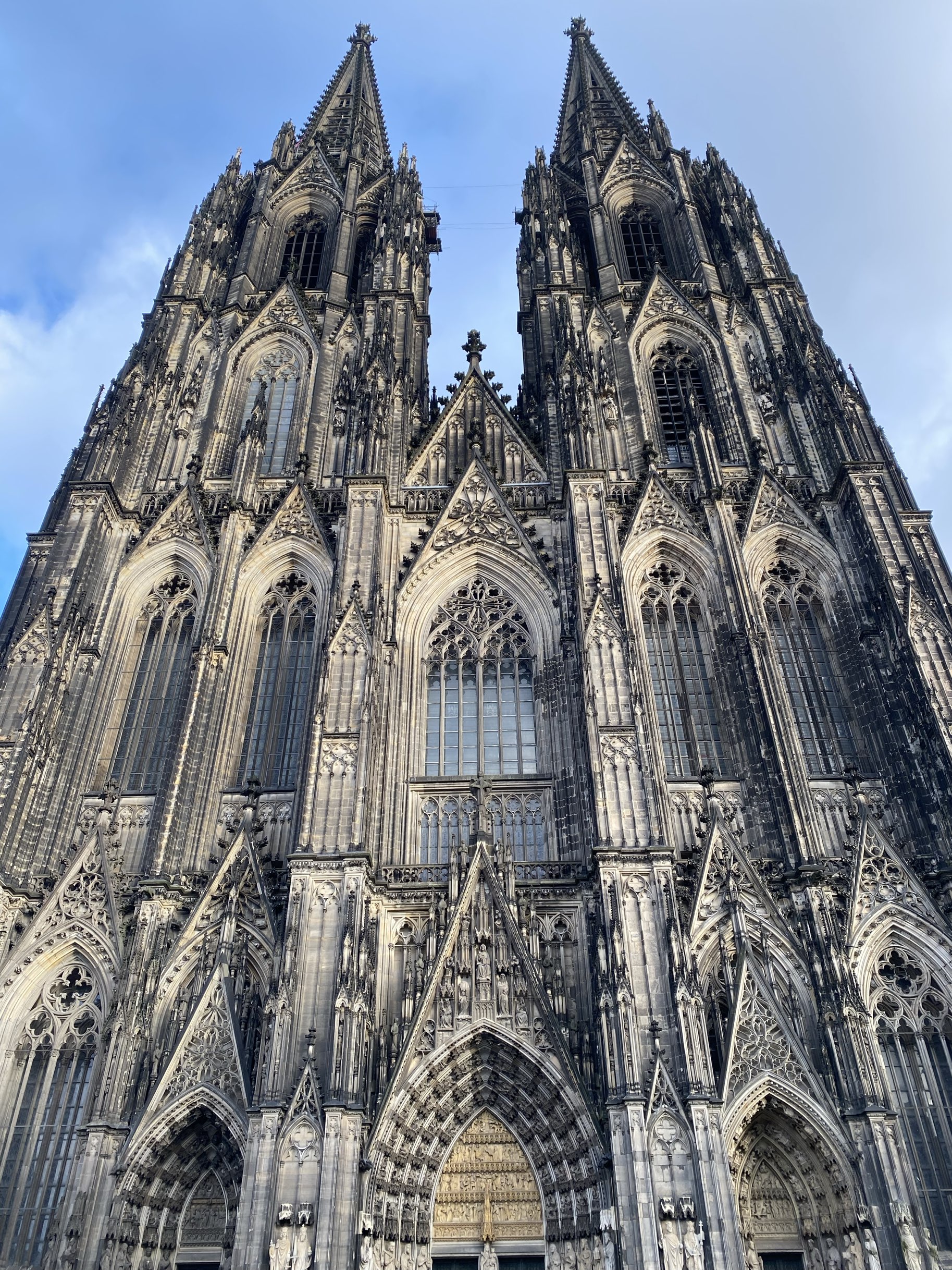 ドンとそびえ立つゴシック建築に圧倒された 中のステンドグラス Trip Com ドイツの旅のブログ