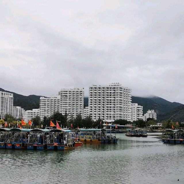 Waterfront and beach walk in Xunliao Bay