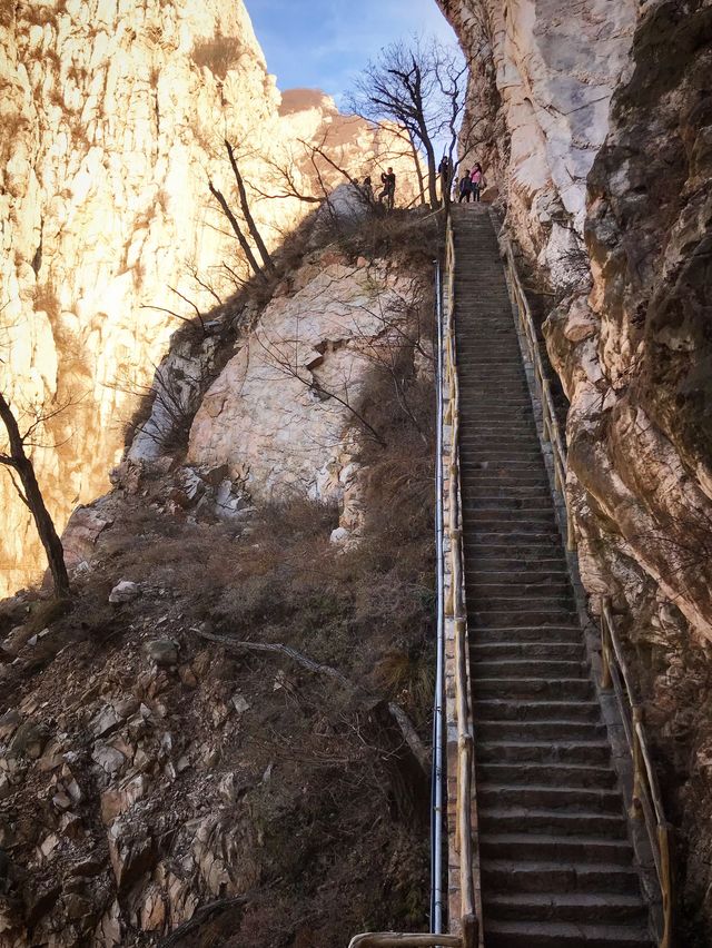 마치 웨하스 닮은 바위층이 겹겹이 쌓인 신비의 산, 숭산(嵩山)