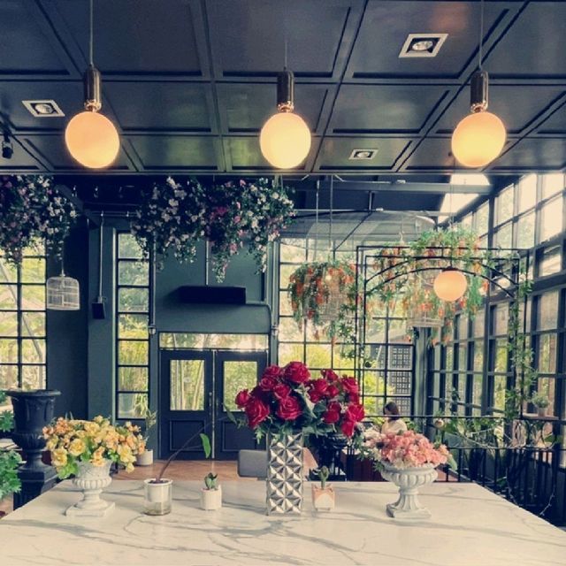 Toplofty Café  คาเฟ่สไตล์​โมเดิร์นลอฟท์