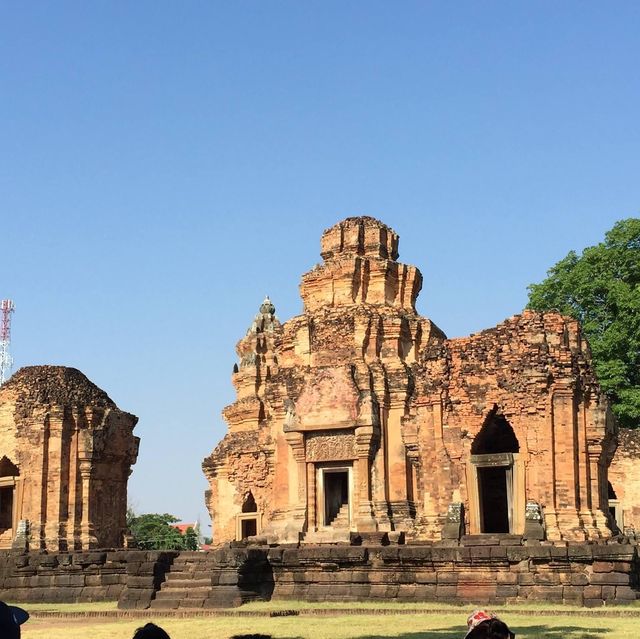 Sikhoraphum stone castle