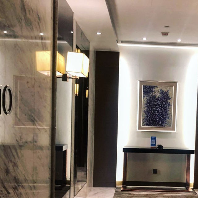 高性價比住Hilton💰，張床係成間房咁大