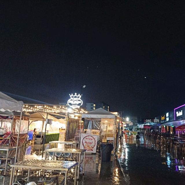 แหล่งช้อปปิ้งยามราตรี ตลาดอินดี้ โชคชัย4