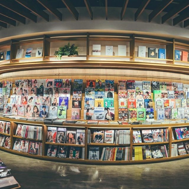 TSUTAYA BOOKSTORE 蔦屋書店南港店