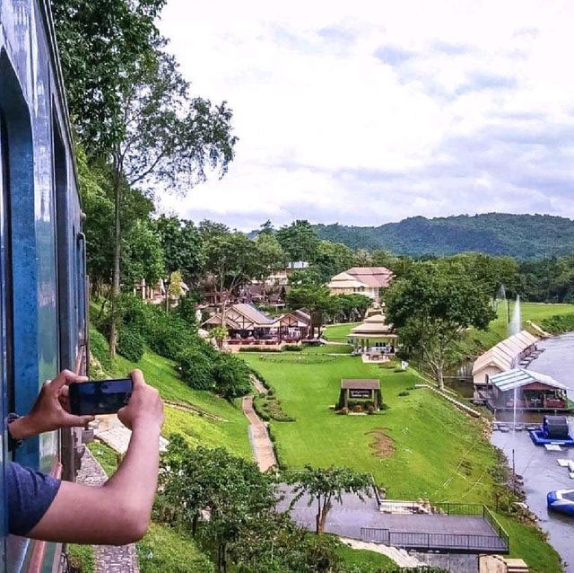 รถไฟนำเที่ยสายน้ำตกไทรโยค