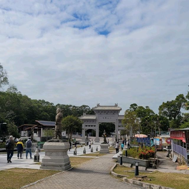往寶蓮寺和天壇大佛的「地壇」及「門牌坊亅 