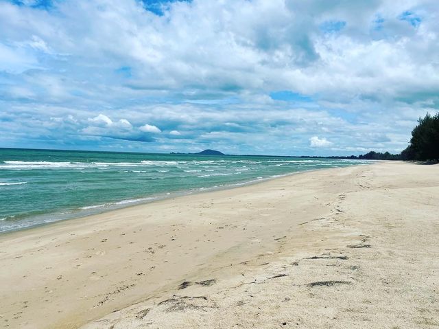 บ้านกรูด ชายหาดทรายขาวทอดยาวสวยงาม