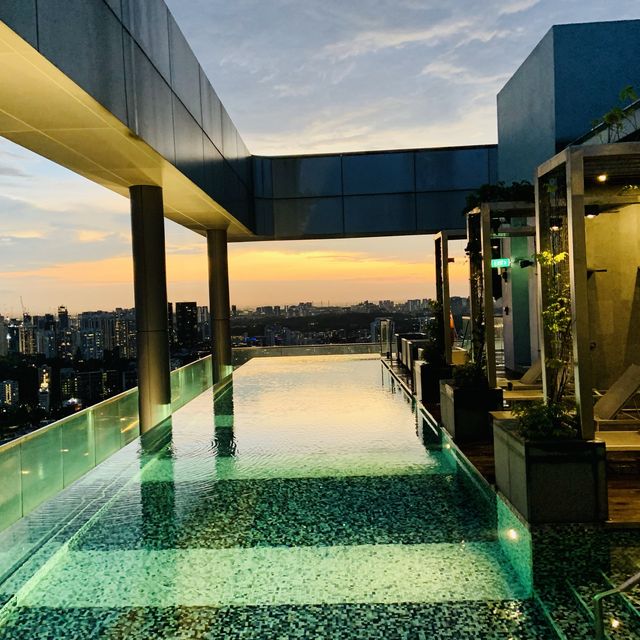 Super sexy infinity pool at Courtyard!