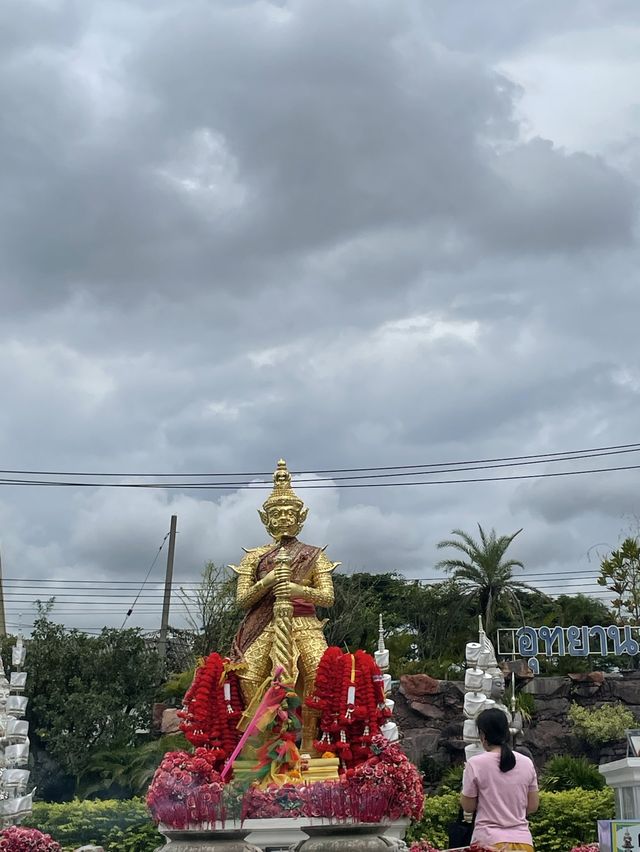 ไหว้หลวงพ่อวัดไร่ขิง ความศักดิ์สิทธิ์แห่งนครปฐม